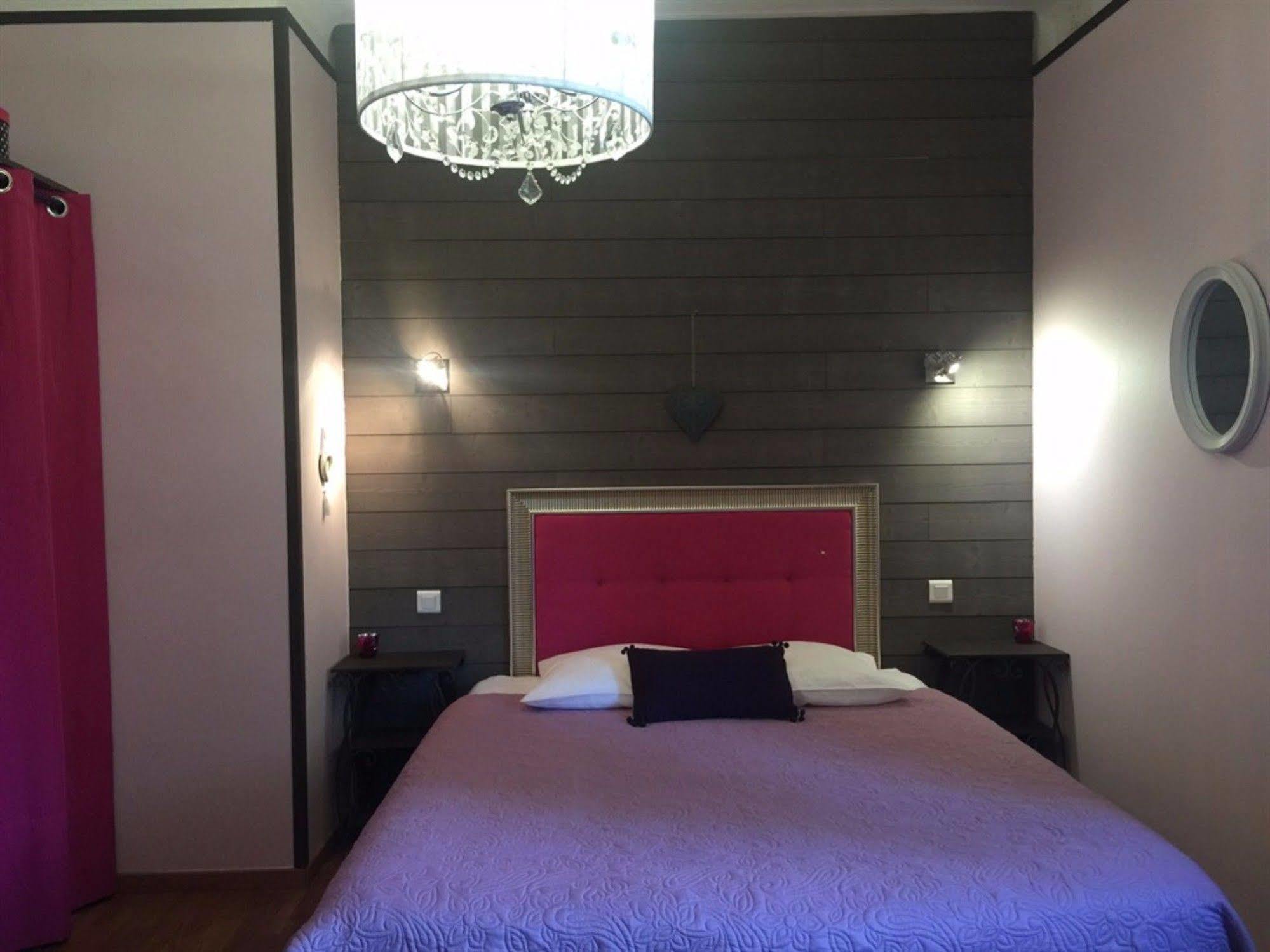 O Clair De Lune Au Coeur De Sarlat - Chambres Climatisees - Parking Prive - Piscine Chauffee - Spa Et Massages 外观 照片